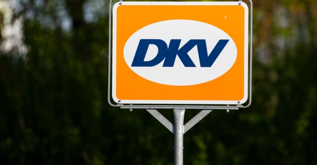 Enseigne DKV affichée en grand sur l'espace public pour signaler la présene d'une station service